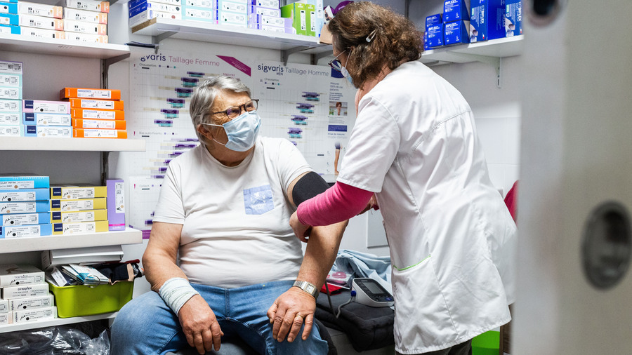 Les nouvelles missions en officine, comme la vaccination, séduit davantage d'étudiants en formation initiale que l'exercice à l'hôpital ou en biologie médicale. (Burger/Phanie)