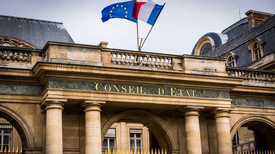 Le Conseil d'État a rejeté un double recours déposé pour excès de pouvoir contre une note d'avril 2024 de la secrétaire générale du Gouvernement, qui demandait aux ministères de refuser tout octroi de la protection fonctionnelle en cas de poursuite devant la Cour des comptes. (Garo/Phanie)