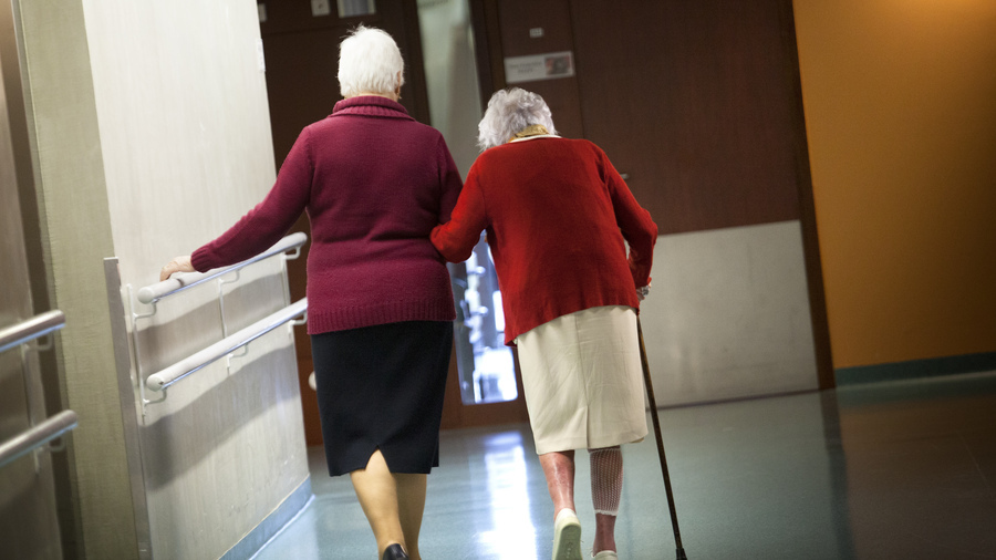 Le rapport porte une attention particulière à l'équité territoriale. Qu'il s'agisse de structures pour personnes âgées ou handicapées, des départements ruraux comme l'Yonne, la Lozère ou le Cantal s'avèrent mieux équipés que l'Île-de-France, la Corse ou les Bouches-du-Rhône. (Amélie Benoist/Image Point FR/BSIP)