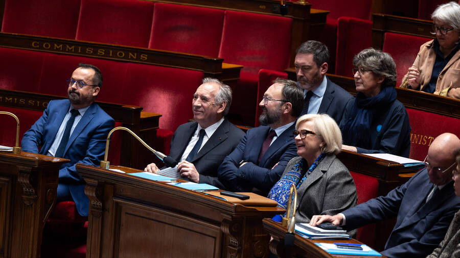 Le Gouvernement de François Bayrou survit à deux motions de censure et remet les textes budgétaires sur les rails. Si le projet de finances est adopté au Parlement, le parcours du projet de loi de financement de la sécurité sociale est encore loin d'être achevé. (Thomas Hubert/Sipa)