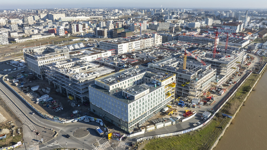 Le nouvel hôpital regroupera en un lieu unique des services essentiels comme les urgences, le bloc opératoire — aujourd'hui répartis sur trois sites — ou encore les soins critiques. (Julien Gazeau/YLHOS)