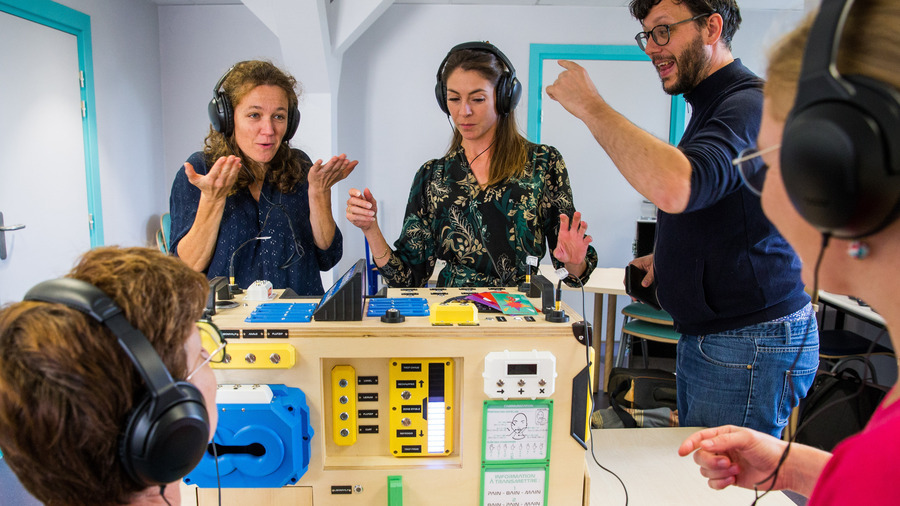 Casque sur les oreilles, les participants doivent trouver le moyen d'avancer dans un univers qui n'est pas accessible d'emblée. (Association Adèle-de-Glaubitz)