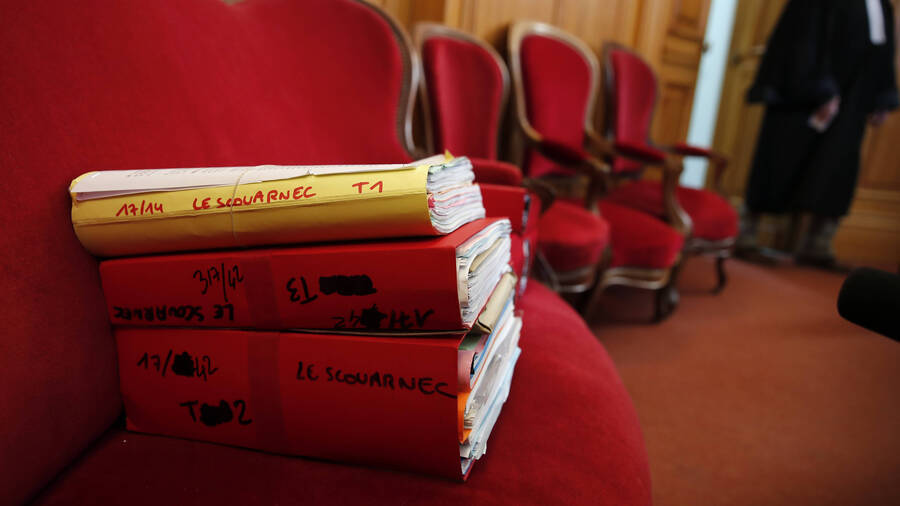 Le procès de Joël Le Scouarnec débute ce lundi à Vannes. L'ex-chirurgien comparaît pour plus de 300 faits de viols et d'agressions sexuelles sur mineurs, qu'il aurait commis lors de l'exercice de ses fonctions. (AP Photo/François Mori)