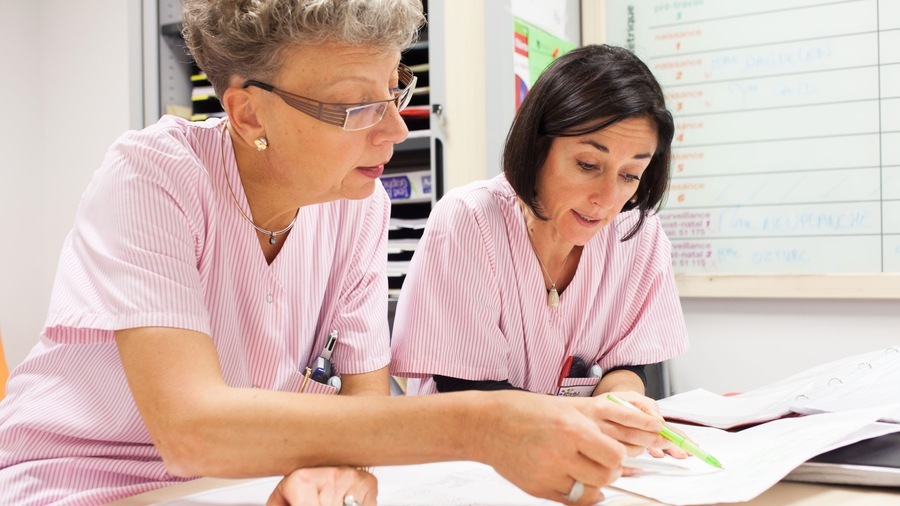 Dans les services, la production des plannings a tôt fait de virer au casse-tête pour les cadres de santé, et ceci de façon continue. Ils perdent très souvent 50% de leur temps à tenter de les gérer et les corriger de la meilleure façon qui soit. (Burger/Phanie)