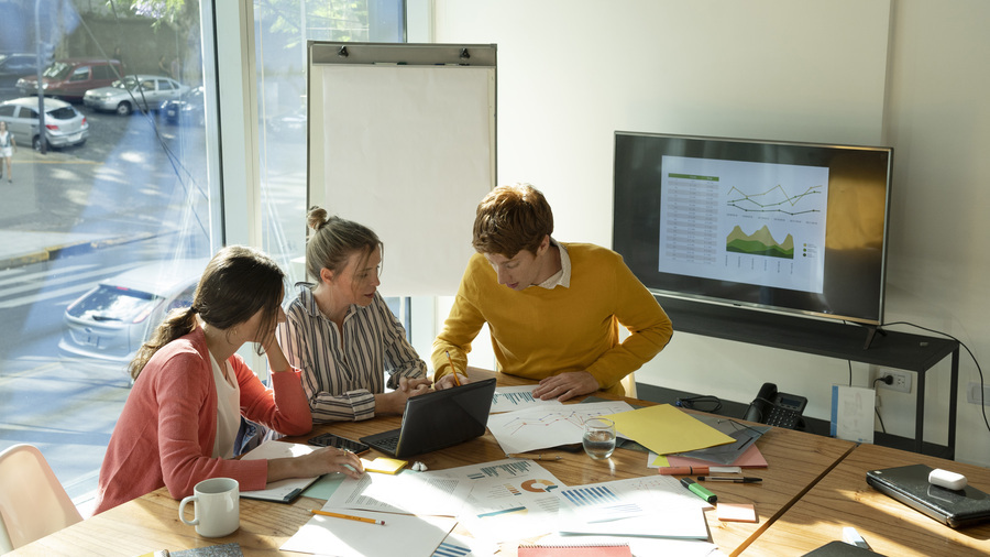 Lors du diagnostic flash, "certains établissements ont constaté que les professionnels ne connaissent pas toujours les métiers exercés par les collègues, leurs contraintes et leurs ressources", établit l'Aract. (Altopress/Photo Alto/ BSIP)