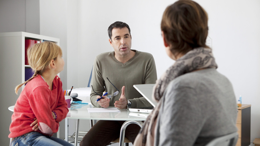 La prise en soin de l'enfant sera d'autant plus efficace qu'elle aidera à développer les compétences parentales. (Bruno/ Image Point Fr / BSIP)