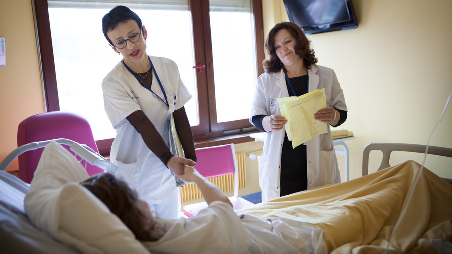 Développer une "culture de la disponibilité", notamment des soignants envers les patients, est un levier pour réduire les mesures de contrainte en psychiatrie, témoignent des équipes hospitalières engagées dans cet objectif. (Amélie Benoist/Image Point FR/BSIP)