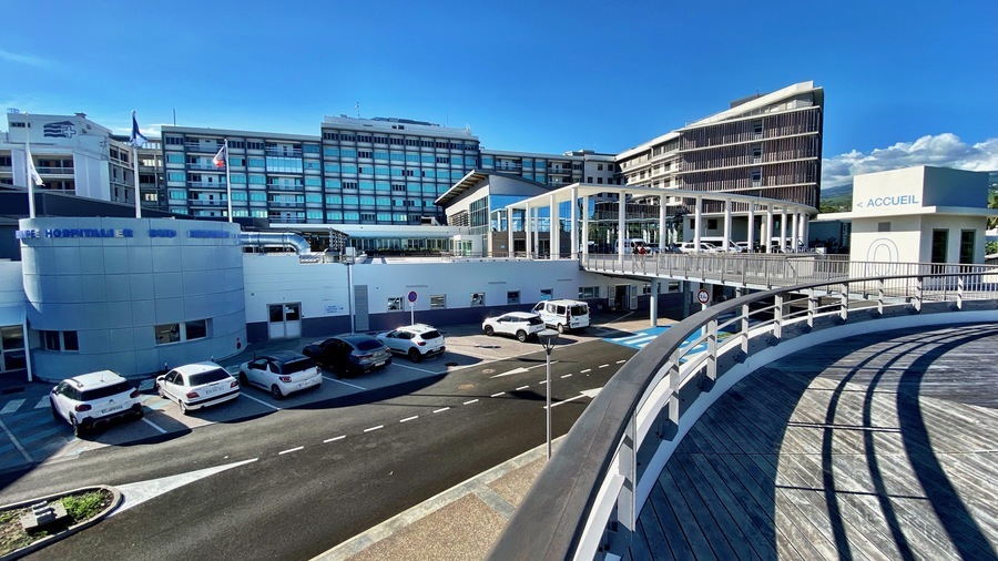 Menée par le cabinet Michel Beauvais associés sur le site Sud du CHU de La Réunion, l'opération architecturale couvre pas moins de 39 500 m2, dont 21 000 m2 de constructions neuves. (Thomas Quéguiner/Hospimedia) - Droits réservés Menée par le cabinet Michel Beauvais associés sur le site Sud du CHU de La Réunion, l'opération architecturale couvre pas moins de 39 500 m2, dont 21 000 m2 de constructions neuves. (Thomas Quéguiner/Hospimedia)