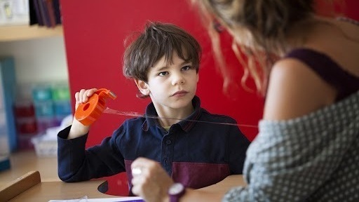 Les professionnels des Pas peuvent intervenir auprès des élèves qui ont des difficultés mais n'ont pas encore de reconnaissance du handicap. (Amélie Benoist/Image Point FR/BSIP)