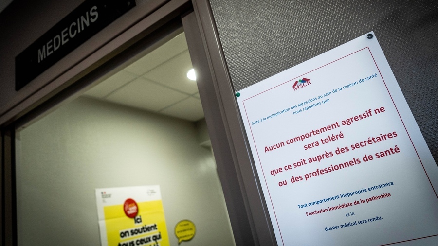 Attendue des soignants, la proposition de loi adoptée il y a un an par les députés alourdit les peines pour violences physiques, verbales ou numériques sous le credo "zéro impunité". Son approbation solennelle par le Sénat est prévue le 13 mai. (Garo/Phanie) - Droits réservés Attendue des soignants, la proposition de loi adoptée il y a un an par les députés alourdit les peines pour violences physiques, verbales ou numériques sous le credo "zéro impunité". Son approbation solennelle par le Sénat est prévue le 13 mai. (Garo/Phanie)