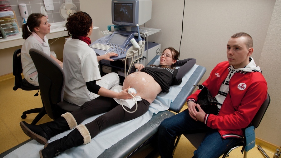Si la grossesse donne aux femmes des moments répétés de contact avec le système de santé, les futurs pères n'ont en revanche aucune occasion similaire d'accéder à la prévention et de rencontrer un soignant sans être malades. (Astier/BSIP) - Droits réservés Si la grossesse donne aux femmes des moments répétés de contact avec le système de santé, les futurs pères n'ont en revanche aucune occasion similaire d'accéder à la prévention et de rencontrer un soignant sans être malades. (Astier/BSIP)