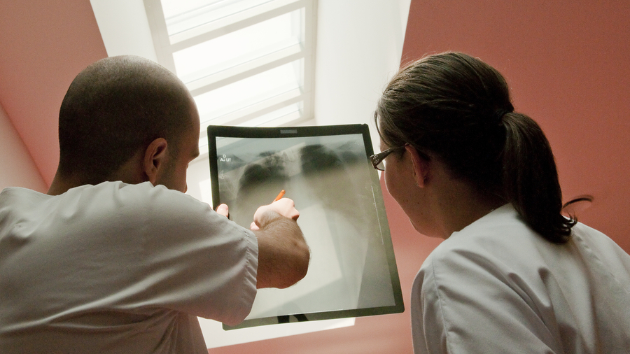 Le programme Impulsion a pour objectif d'évaluer la pertinence de réaliser une simple lecture des scanners par un radiologue formé, assisté de l'IA, en comparaison avec une double lecture par des experts. (Raguet H./BSIP)