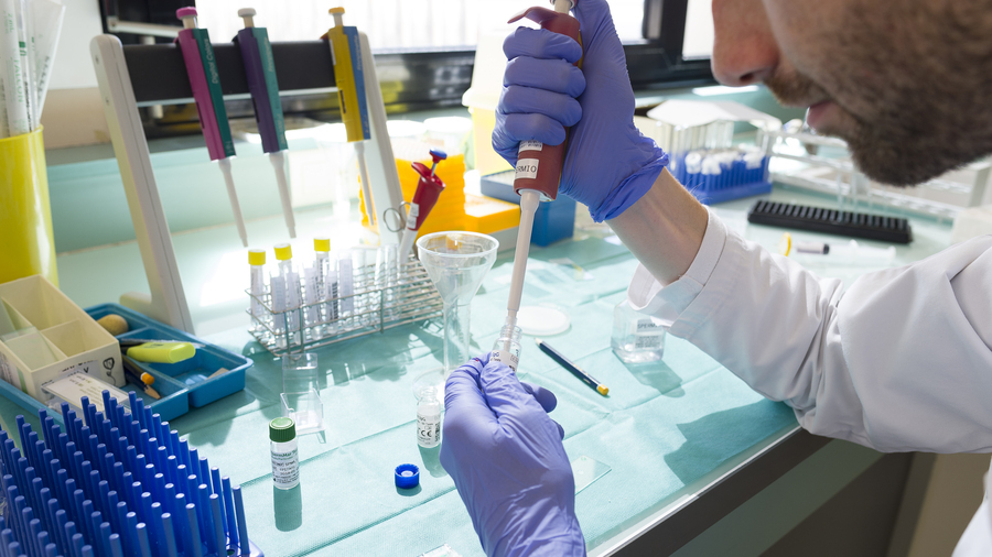 Depuis dix ans d'appels à projets de recherche en santé, 13% des recherches sélectionnées ont permis de modifier des recommandations de prise en charge des patients. (A. Noor/Image Point FR/BSIP)