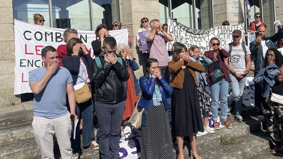 Avant la dernière audition de témoins le 19 mai, un collectif de victimes de Joël Le Scouarnec a manifesté devant le palais de justice de Vannes pour dénoncer l'absence de parole politique sur cette affaire hors norme. (Jérôme Robillard/Hospimedia)