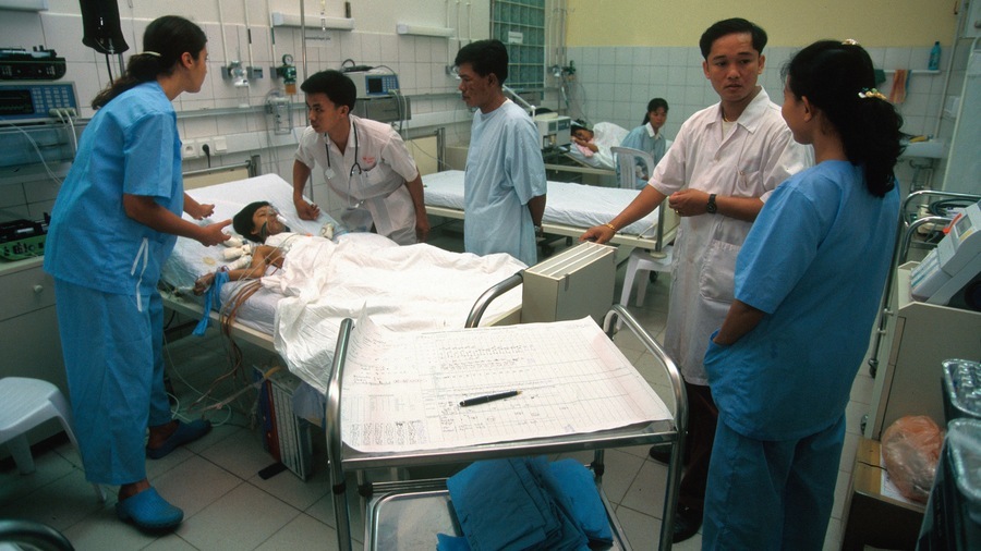 Dans le cadre des projets de coopération hospitalière internationale, la prise en compte sur place des interactions socio-culturelles s'avère primordiale pour espérer parvenir à monter en autonomie les équipes soignantes. (Deloche/BSIP) - Droits réservés Dans le cadre des projets de coopération hospitalière internationale, la prise en compte sur place des interactions socio-culturelles s'avère primordiale pour espérer parvenir à monter en autonomie les équipes soignantes. (Deloche/BSIP)
