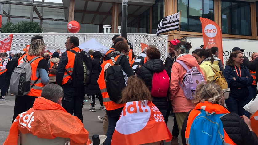 Des salariés d'établissements sanitaires et médico-sociaux privés de différentes régions sont venus le 27 mai aux abords du tribunal de Paris revendiquer la mise en œuvre de l'avenant 33 sur les rémunérations. (Caroline Cordier/Hospimedia)