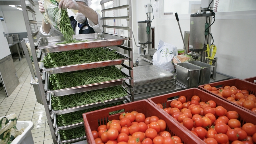 Pour les équipes restauration, les ateliers ont été réorganisés en mettant l'accent sur la légumerie et la pâtisserie. (Chassenet/BSIP)