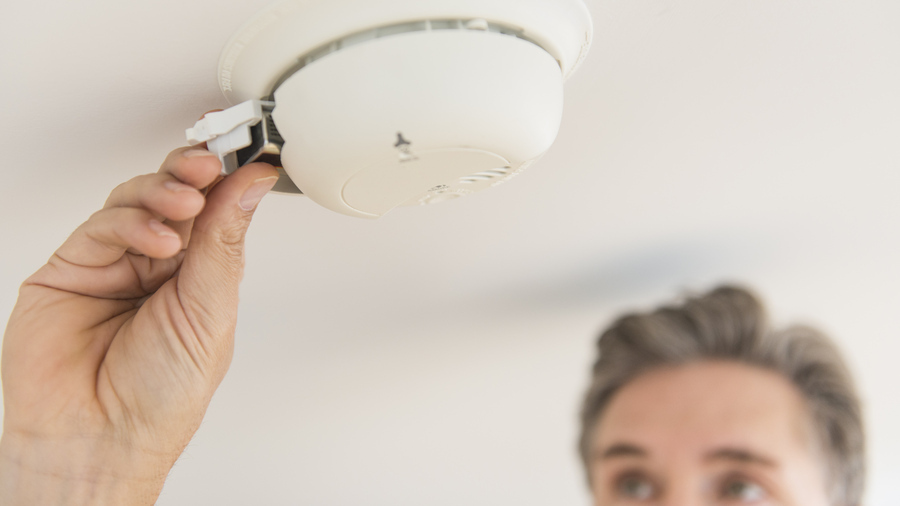 La nouvelle réglementation incendie en habitats inclusifs prévoit l'installation de détecteurs de fumée dans toutes les chambres des dispositifs. (Tetra/BSIP)