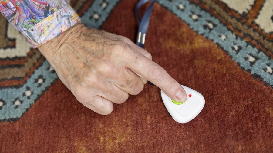 Les dispositifs d'alerte des chutes des personnes âgées sont des outils stratégiques. (Collanges/Image Point FR/BSIP)