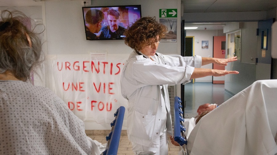 Vingt-quatre heures. Ce peut être moins mais pas plus. Ce bornage maximal du travail de l'urgentiste est sa raison d'être. Dans ce temps contraint, ce spécialiste des flux de patients trie, diagnostique, traite et orienter en cas de risque vital immédiat ou à court terme. (Pascal Bachelet/BSIP) - Droits réservés Vingt-quatre heures. Ce peut être moins mais pas plus. Ce bornage maximal du travail de l'urgentiste est sa raison d'être. Dans ce temps contraint, ce spécialiste des flux de patients trie, diagnostique, traite et orienter en cas de risque vital immédiat ou à court terme. (Pascal Bachelet/BSIP)