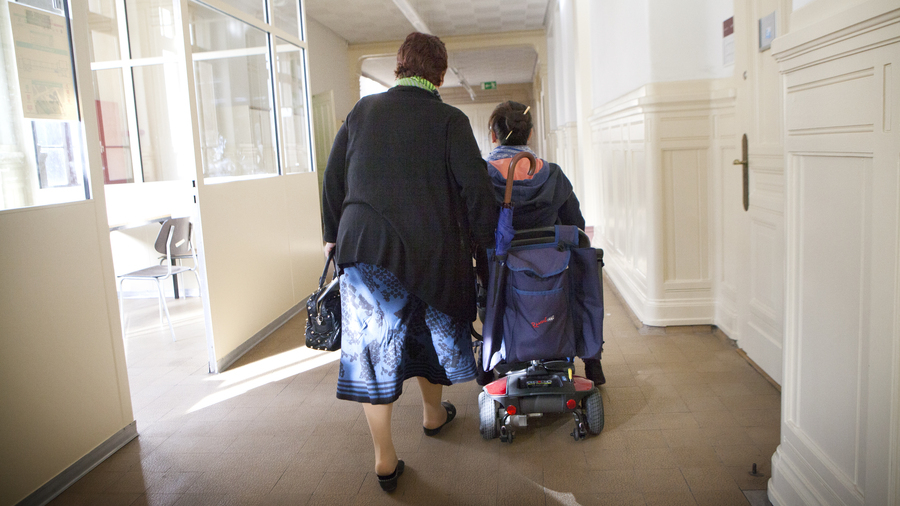 Pour les parents, l'école reste un idéal et le médico-social d'abord vécu comme un déclassement. (Amélie Benoist/Image Point FR/BSIP)
