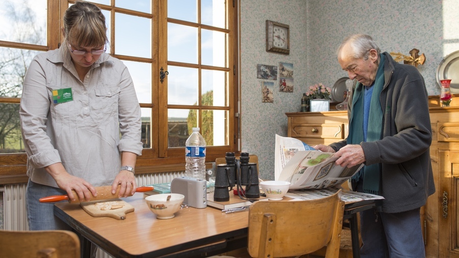 Le Gouvernement entend préserver la niche fiscale des services à la personne âgée en perte d'autonomie ou en situation de handicap. (ASTIER / BSIP)