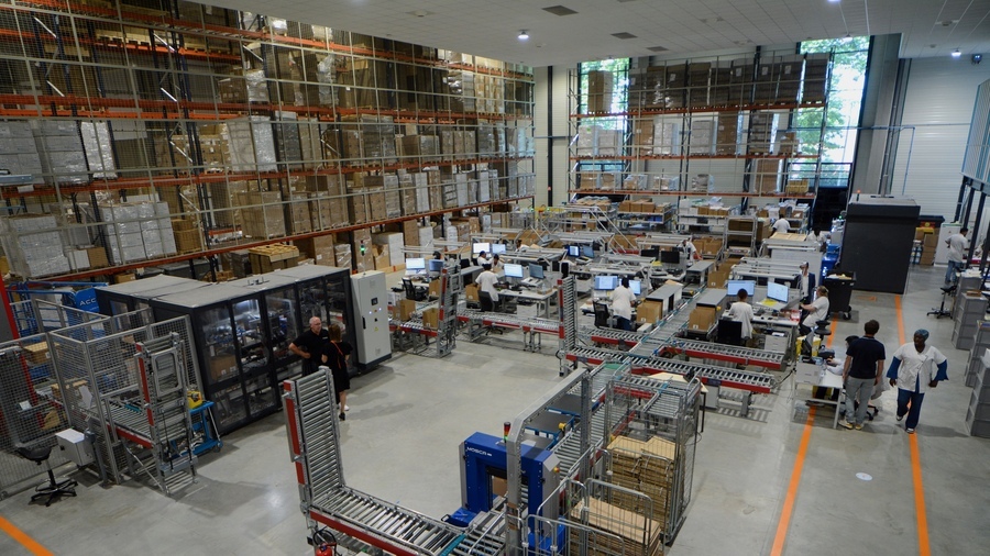 L'automatisation des commandes de la nouvelle PUI de la Fondation santé service repose sur vingt-quatre robots, une formeuse de cartons, une coiffeuse et des convoyeurs. Le site héberge aussi une unité de production d'anticancéreux. (Fondation santé service)