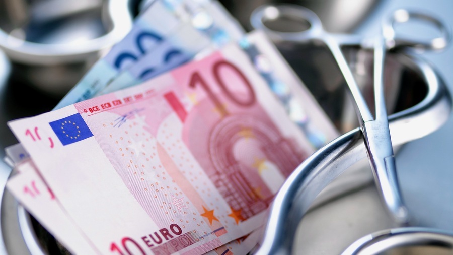 Les pouvoirs publics espèrent que le haut niveau de délégation versé aux hôpitaux et cliniques dès la première circulaire tarifaire renforcera la visibilité sur leurs ressources et améliorera en retour l'efficience et la performance de leur gestion. (SPL/Adam Gault/BSIP) - Droits réservés Les pouvoirs publics espèrent que le haut niveau de délégation versé aux hôpitaux et cliniques dès la première circulaire tarifaire renforcera la visibilité sur leurs ressources et améliorera en retour l'efficience et la performance de leur gestion. (SPL/Adam Gault/BSIP)