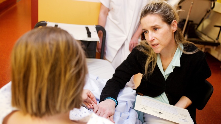 Le déploiement des infirmiers en pratique avancée spécialisés en santé mentale, à plusieurs niveaux de recours, est l'un des principaux leviers pour un meilleur accès aux soins psychiques, selon un rapport sénatorial à paraître. (Burger/Phanie)