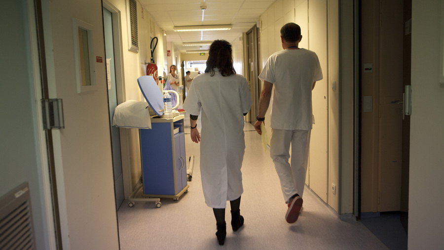 Oncologists, psychiatrists and nurses must be trained in the management of patients living with mental disorders in order to promote fair access to prevention, screening and cancer care. (Amélie Benoist/Image Point FR/BSIP)