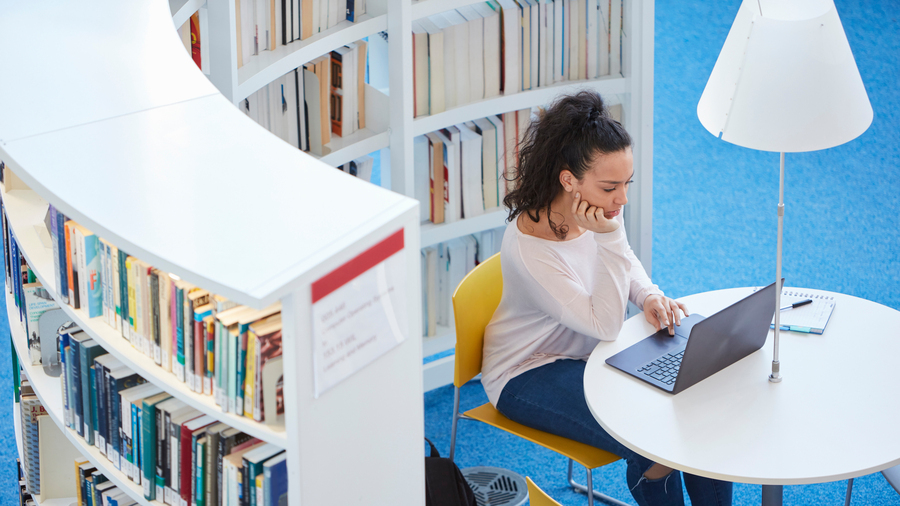 À partir du 1er juillet les formations des apprentis dispensées au moins à 80% à distance verront leur niveau de prise en charge minoré de 20%. (Image source/BSIP)
