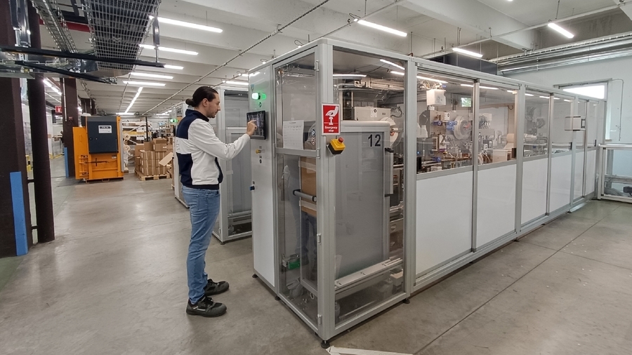 L'installation d'automates dédiés à la production de doses unitaires a nécessité la création d'un nouveau métier de pilote de ligne de cette zone robotisée. (Perrine Debacker/Hospimedia)