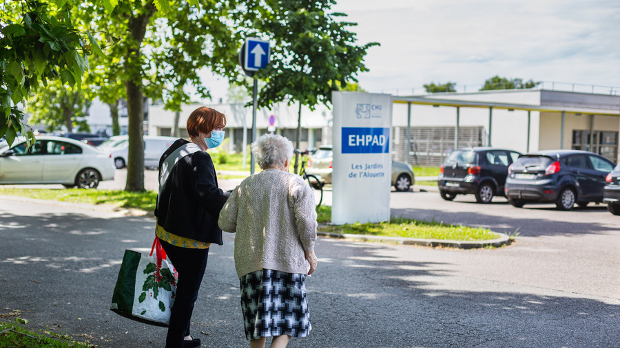 Le volume d'heures supporté par les aidants est la première contribution à la prévention de la perte d'autonomie, avant la politique publique de l'État dans ce domaine. (Burger/Phanie)