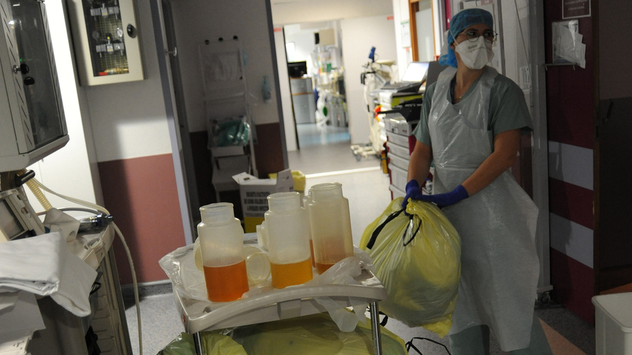 Le guide sur les déchets d'activité de soins à risque infectieux a été révisé pour permettre de mieux caractériser le risque infectieux d'un déchet
et de mieux orienter le geste de tri. (Pascal Bachelet/BSIP)