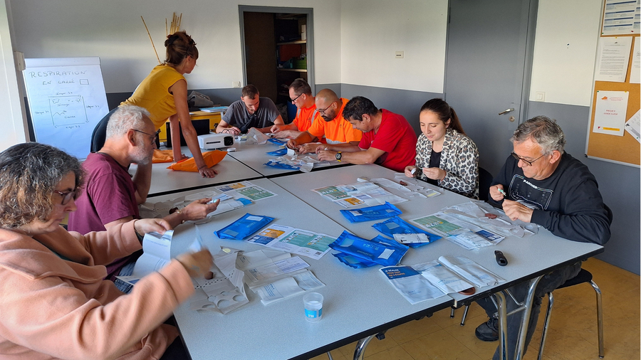 Lors de la sensibilisation, un atelier est proposé aux participants pour les aider à mieux comprendre le procédé du dépistage, ici celui du cancer colorectal. (Oncodéfi)