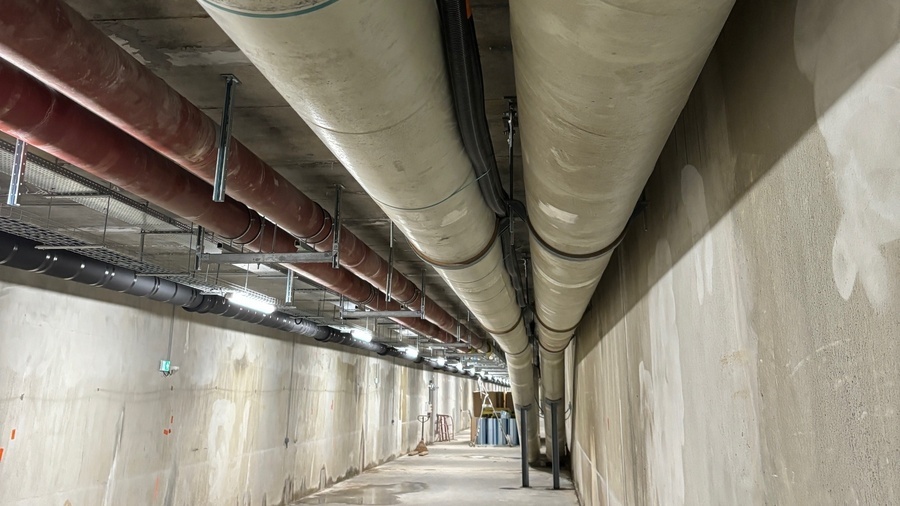 Le réseau pneumatique de collecte dont l'étanchéité est très importante peut faire près de 2 km de long, le flux d'air assèche le déchet et le nettoie pour éviter les problèmes d'hygiène. (Envac)
