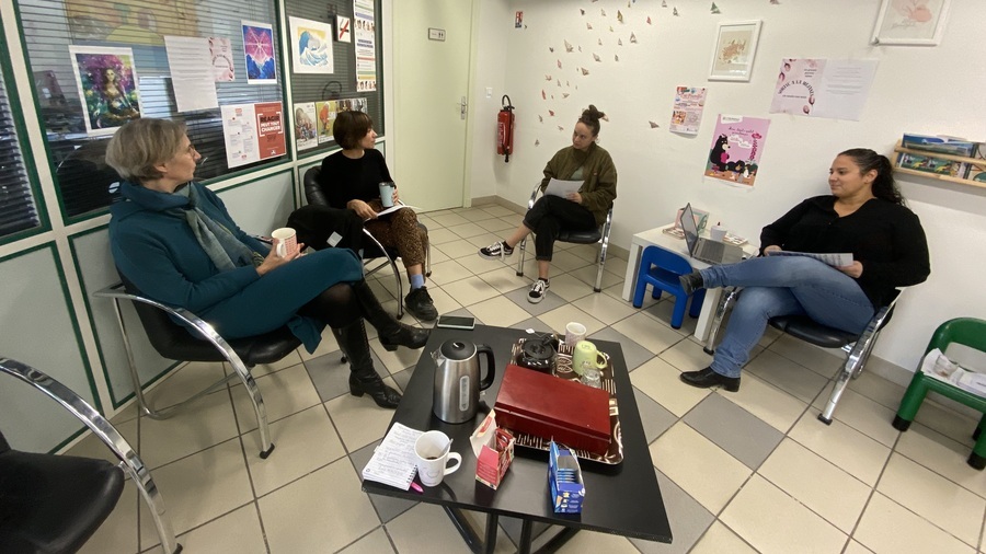 Chaque équipe mobile est pluridisciplinaire : pédopsychiatre et psychiatre, infirmière, éducatrice, psychologue, psychomotricienne, cadre de santé, secrétaire. Elle dispose de locaux dédiés pour les consultations et ateliers thématiques. (Caroline Cordier/Hospimedia)