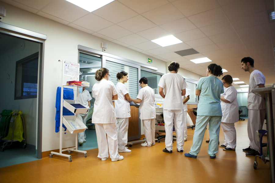 En 2023, un agent de la fonction publique hospitalière perçoit en moyenne 2 842 euros par mois. (Amélie Benoist/Image Point FR/BSIP)
