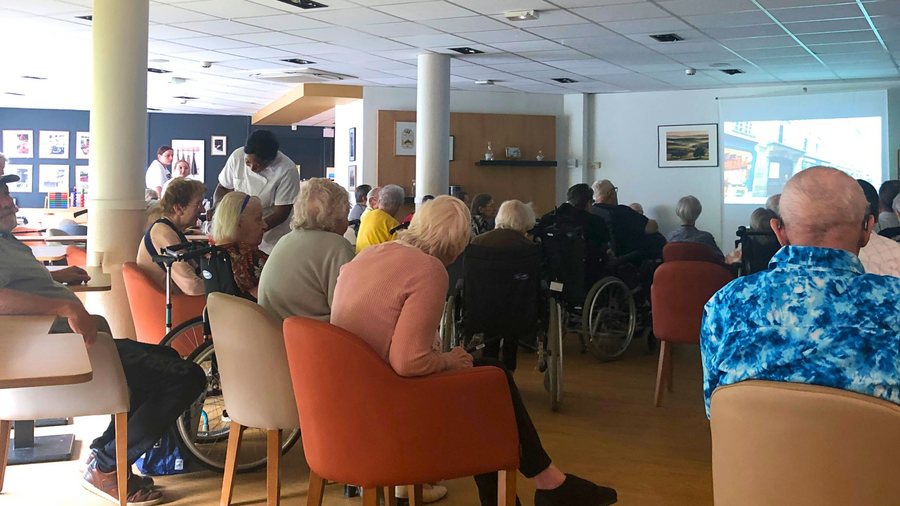 Les voyageurs de l'Ehpad Korian Georges-Morchain à Neuville-Saint-Rémy se retrouvent dans la salle commune de l'établissement. (Lydie Watremetz/Hospimedia)