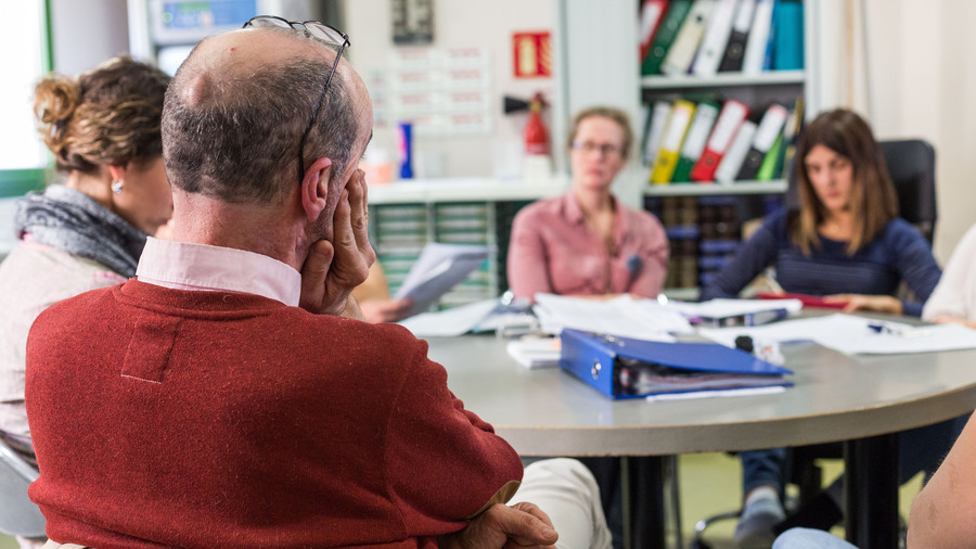 Au sein des Gem, les animateurs aident les adhérents à s'organiser pour la réalisation de leur projet et ont pour mission d'établir des relations avec l'environnement et les institutions de la cité. (Burger/Phanie)