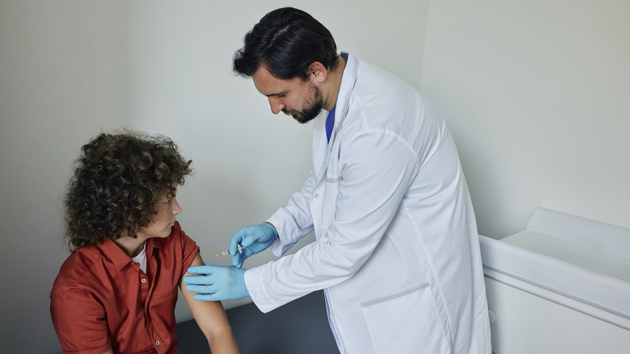 À partir de la rentrée scolaire 2025, les jeunes de 11 à 14 ans pris en charge au sein d'ESMS sont concernés par une campagne nationale de vaccination contre les infections à HPV et MenACWY. (SPL/BSIP)