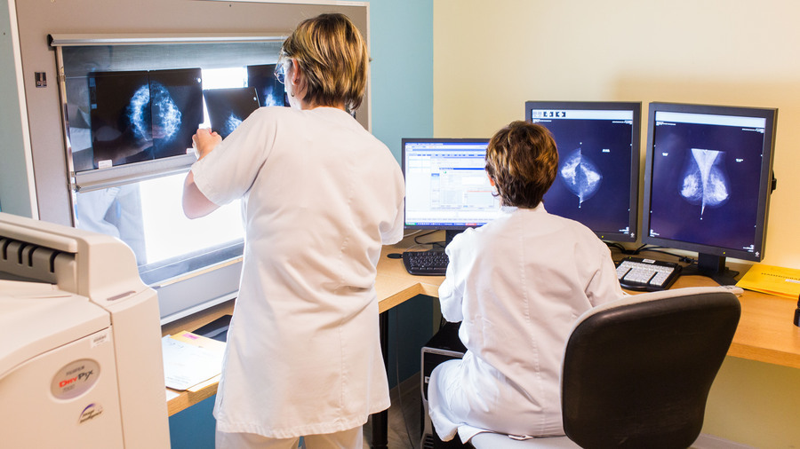 L'introduction de l'IA dans l'aide à la détection d'un cancer du sein impose de trouver l'équilibre adéquat entre la sensibilité et la spécificité de l'outil d'analyse des images. (Burger/Phanie)