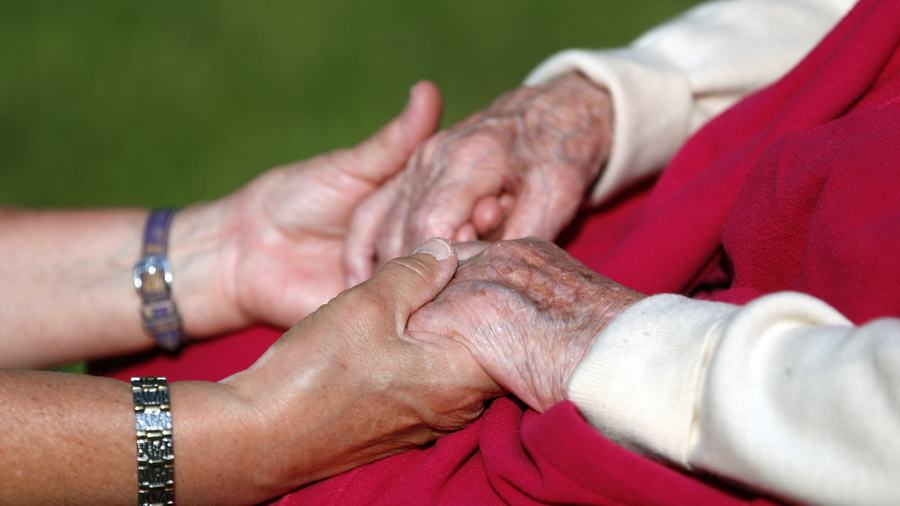 Le conseil éthique estime qu'un proche peut légitimement faire une demande de sédation profonde d'une personne malade. (Godong/BSIP)