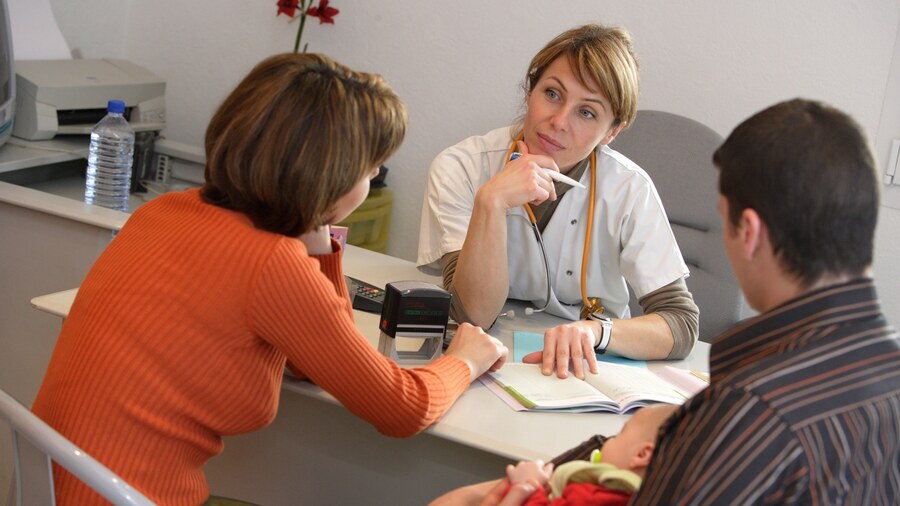 Le dispositif de sage-femme référente, qui accompagne la grossesse puis le post-partum jusqu'à la 14e semaine, est un levier permettant de repérer les signes de dépression ou les facteurs de risque chez les parents. (Astier/BSIP)