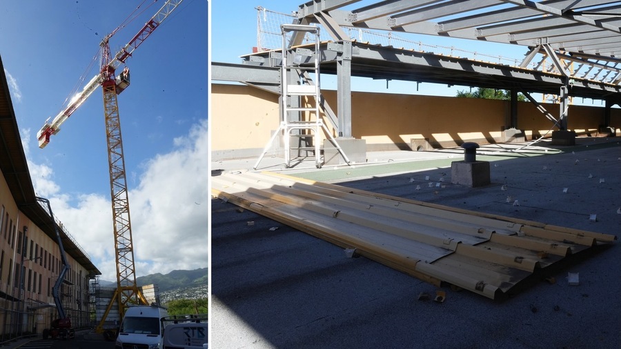 À l'aide d'une grue, les tôles et la charpente de la surtoiture sont démontées pièce par pièce pour être stockées le temps de bâtir l'élévation de l'aile sud du CH Ouest-Réunion. Les nouveaux espaces doivent être livrés en juillet 2026. (CHOR)