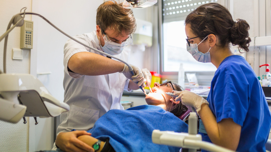 Le rapport prône la création et le financement d'un statut de maître de stage universitaire en odontologie. (Burger/Phanie)