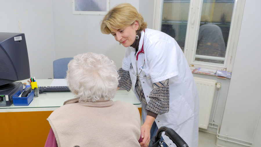 La communauté de recherche Dima a élaboré un arbre décisionnel pour aider les professionnels à repérer un besoin de consultation gériatrique pour une personne en situation de handicap, à la préparer et à la mener. (Villareal/BSIP)