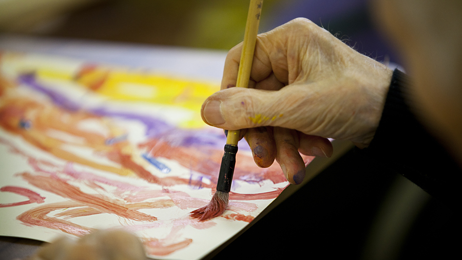 Une étude menée sur quinze patients atteints d'Alzheimer à Ajaccio montre l'apport de l'art-thérapie dans l'accompagnement. Ces résultats sont à confirmer dans d'autres travaux. (Amélie Benoist/Image point FR/BSIP)