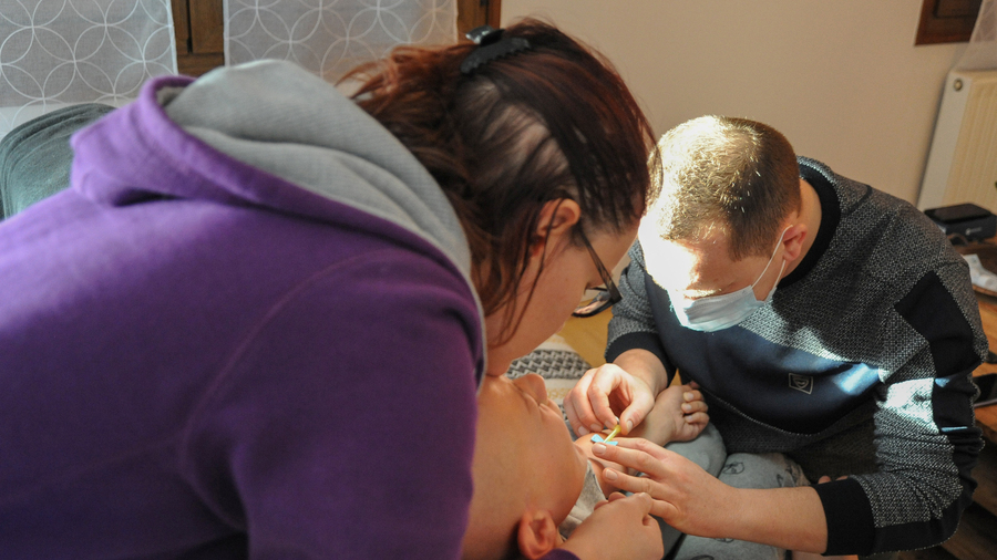 En HAD, parents et enfants doivent constamment trouver un équilibre délicat entre autonomie et dépendance, en s'adaptant à la présence des équipes soignantes dans leur quotidien. (Pascal Bachelet/BSIP)