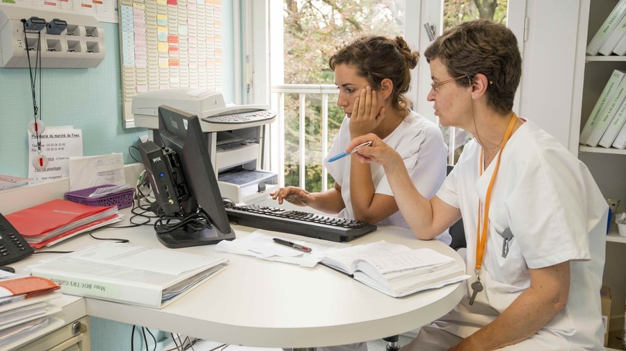 La CNSA ambitionne d'utiliser des outils d'IA d'aide à la saisie, de préremplissage automatique, d'analyse prédictive ou encore d'automatisation afin de faire gagner du temps aux professionnels pour l'accompagnement. (Astier/BSIP)